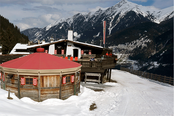 Bellevue Alms terrasse med østrigske alper i baggrunden