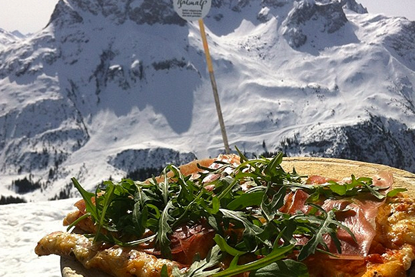Pizza i Alperne smager dejligt og udsigten kan man ikke klage over